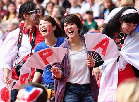 Các cô gái tươi trẻ của Nhật đang thoải mái cười đùa trên SVĐ Wembley trong chiến thắng 2-1 của đội nhà trước các cô gái Pháp ở trận bán kết 1.